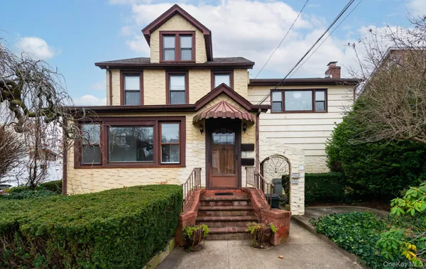 $3,300 | 23 Park Avenue, Oyster Bay, NY 11771