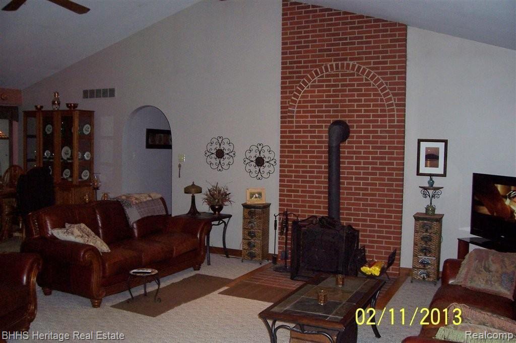 5916 Mason Road Fowlerville, MI 48836 - Photo 14 of 25 Livingroom