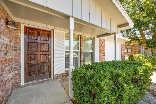 a view of a entrance of the house
