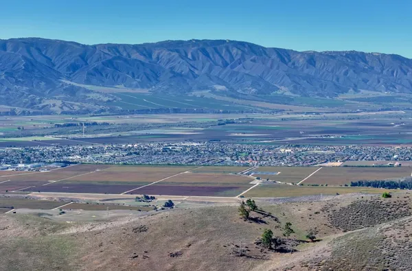 $1,890,000 | 33900 Fabry Road, Soledad, CA 93960