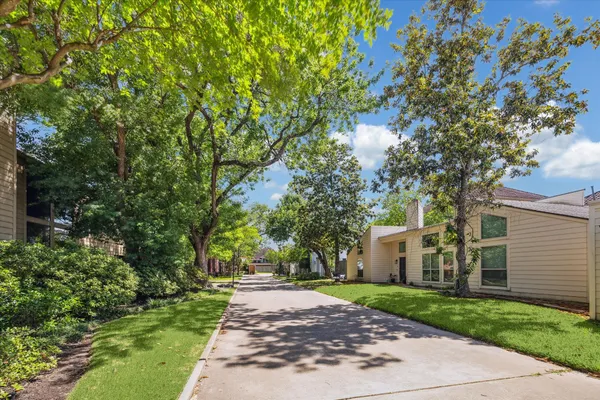 $5,200 | 7703 Bobbitt Lane, Unit D, Houston, TX 77055