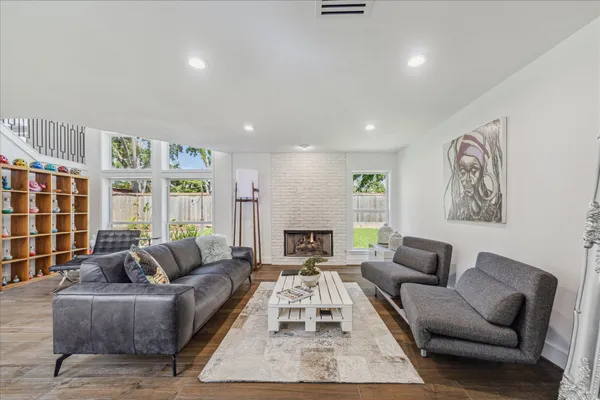 $5,200 | 7703 Bobbitt Lane, Unit D, Houston, TX 77055