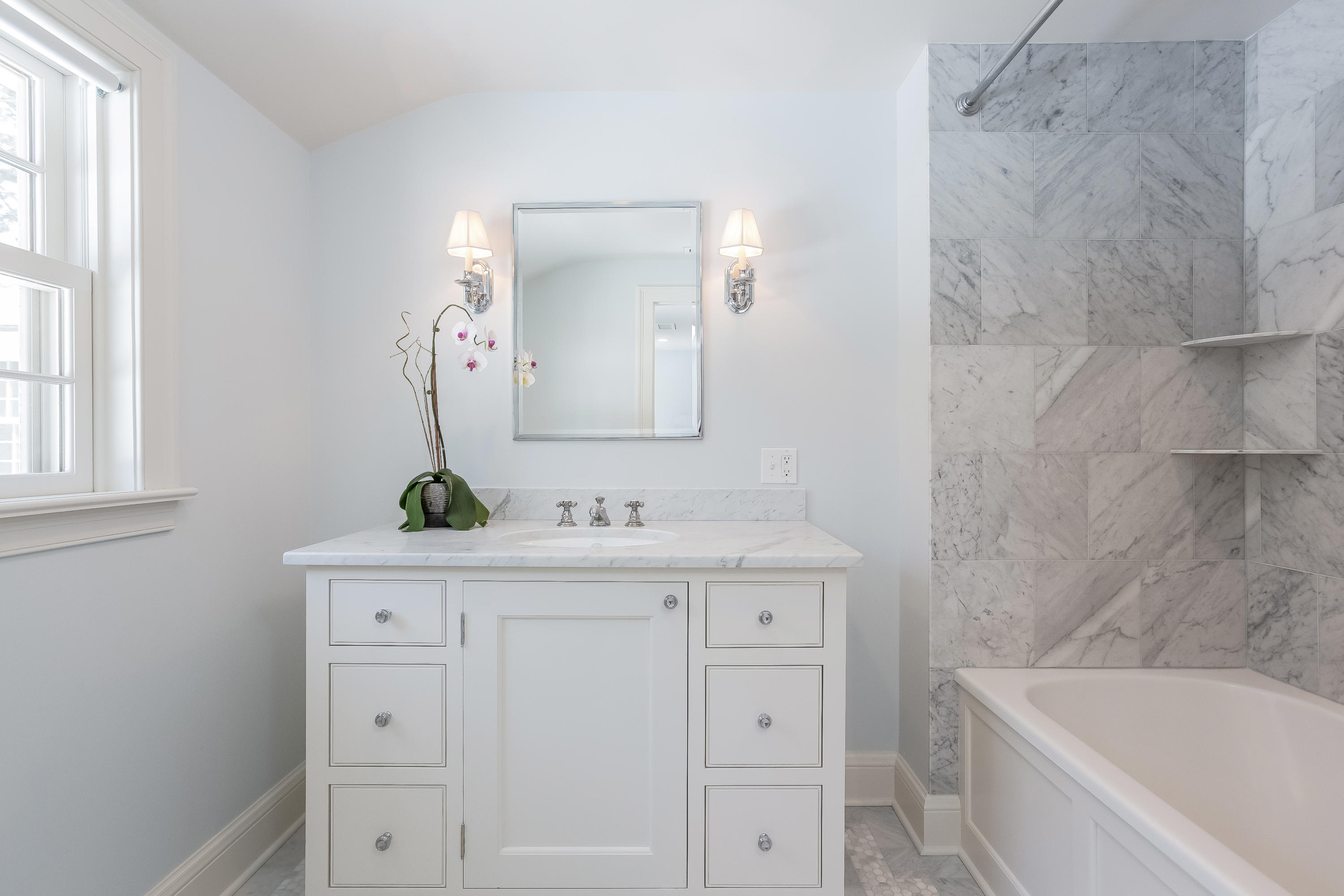 18 Wee Burn Lane Darien, CT 06820 - Photo 42 of 56 a bathroom with a bathtub sink vanity and mirror