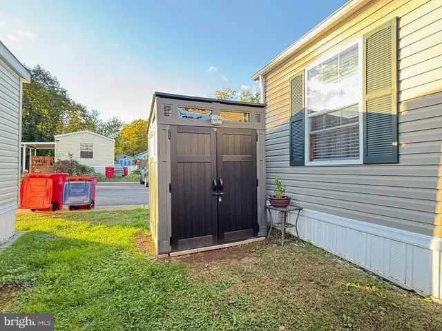 a view of back yard of the house