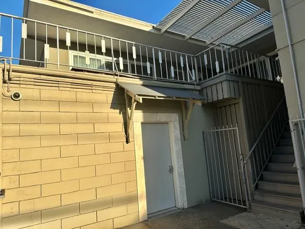 a view of entryway with a front door