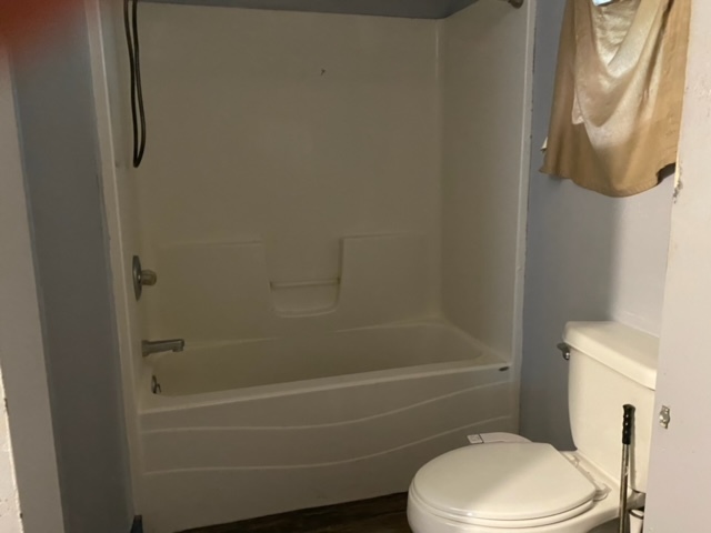 417 East Timber Street Pontiac, IL 61764 - Photo 5 of 10 a bathroom with a toilet and a bath tub