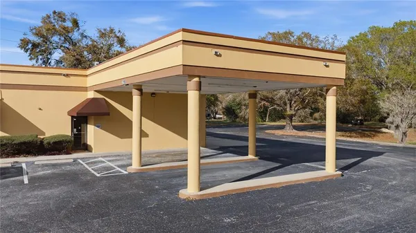 a view of a house with backyard