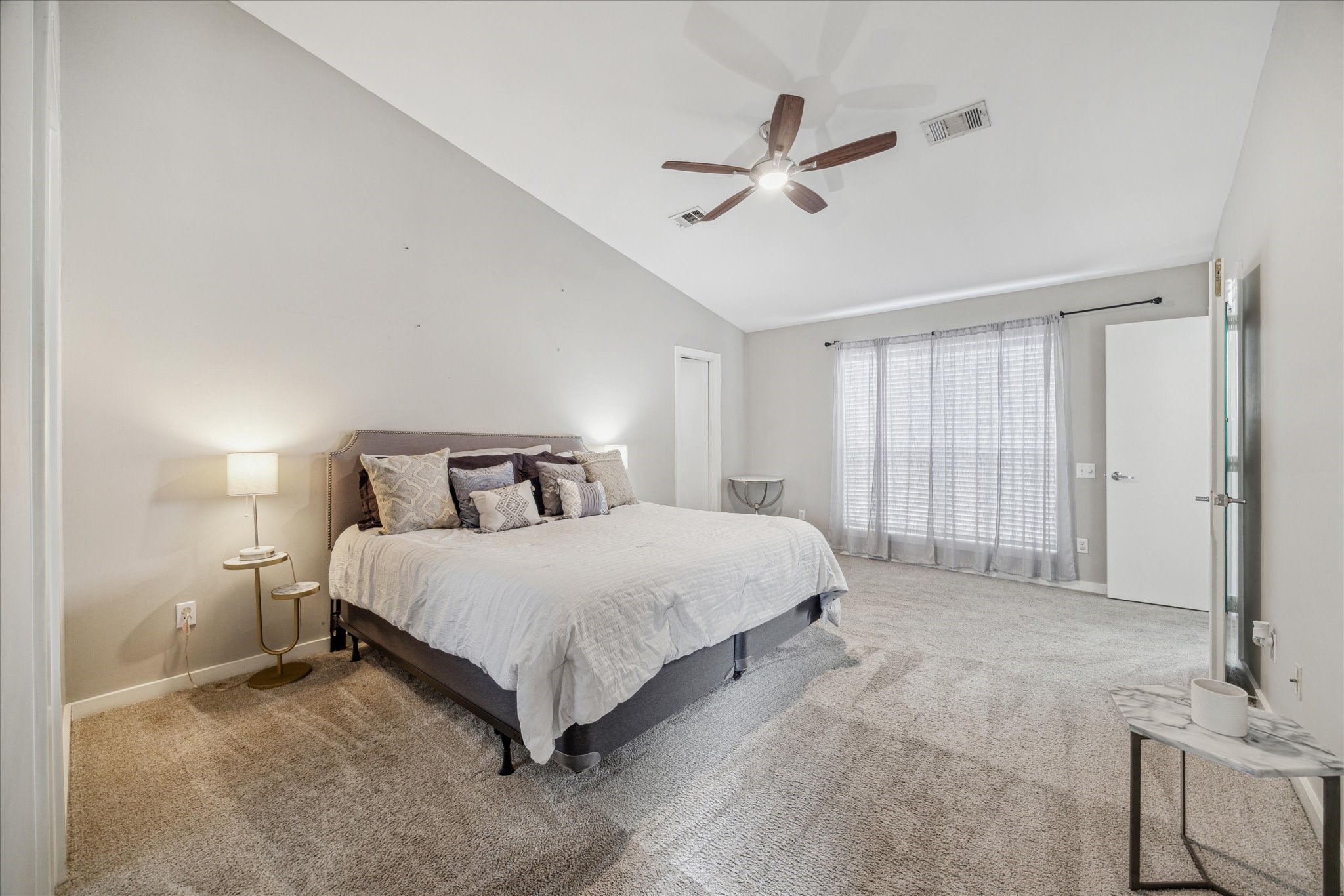 6111 Gehring Street Houston, TX 77021 - Photo 11 of 16 a spacious bedroom with a bed and closet