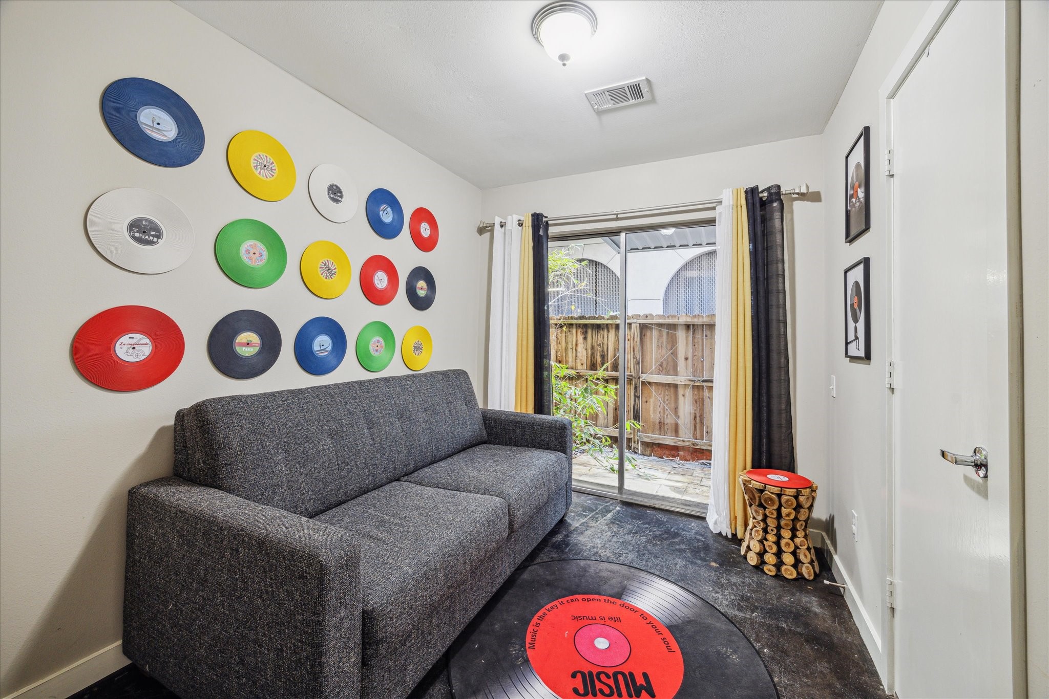 6111 Gehring Street Houston, TX 77021 - Photo 3 of 16 a living room with furniture and a window