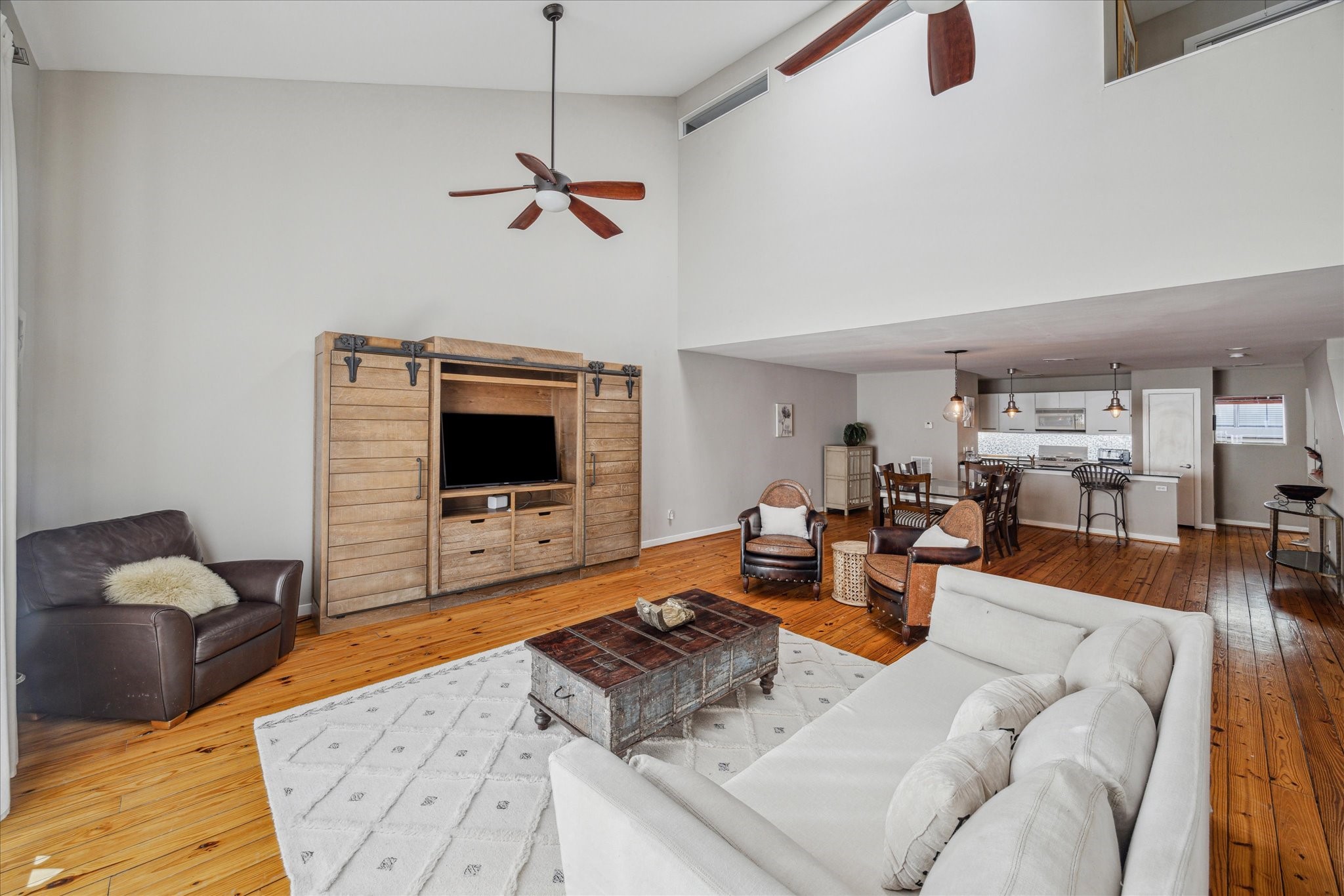 6111 Gehring Street Houston, TX 77021 - Photo 8 of 16 a living room with furniture and a flat screen tv
