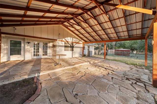 a view of a backyard