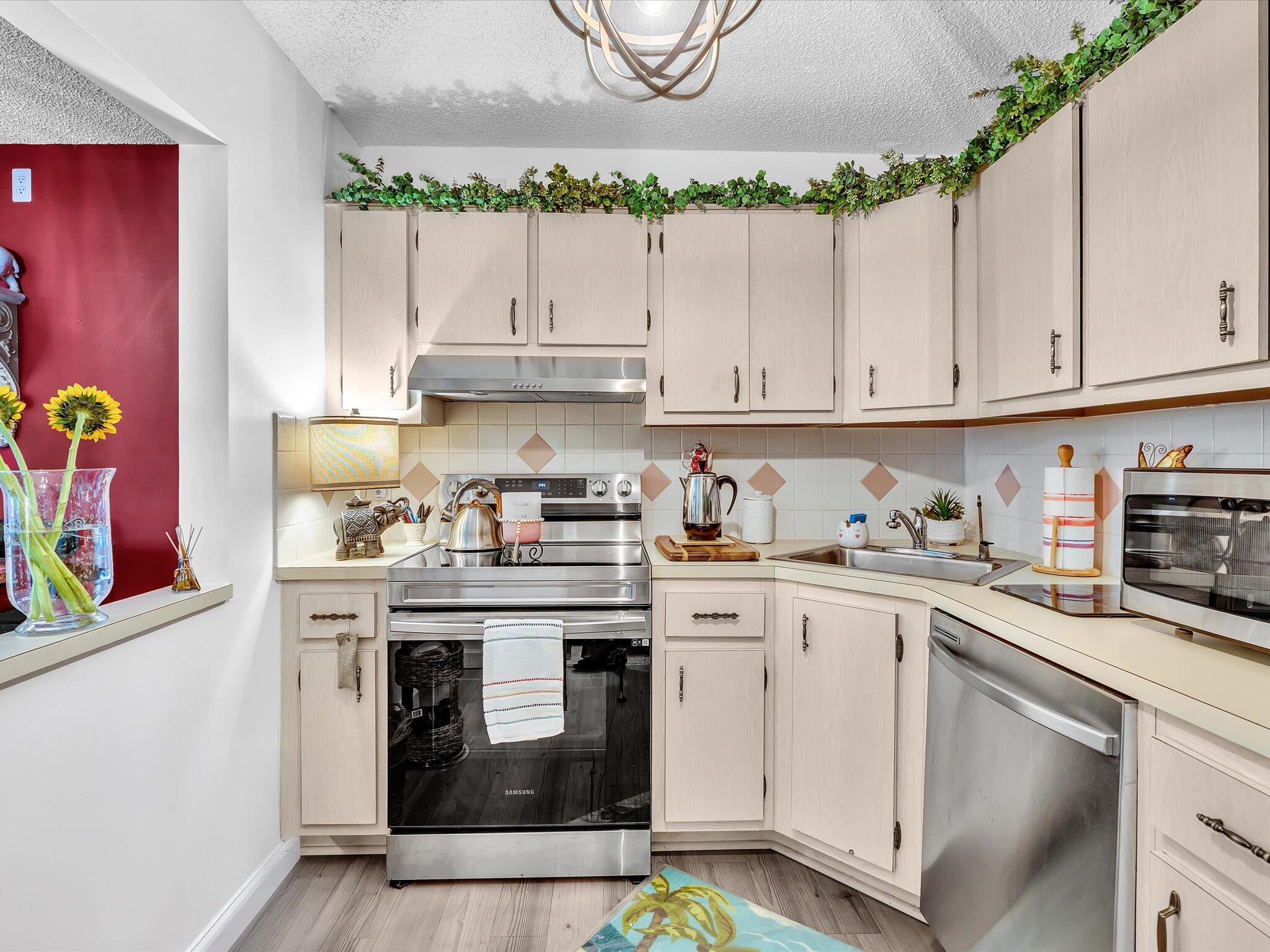 342 Pine Ridge Circle, Unit D2 Greenacres, FL 33463 - Photo 17 of 45 18-FPP00081