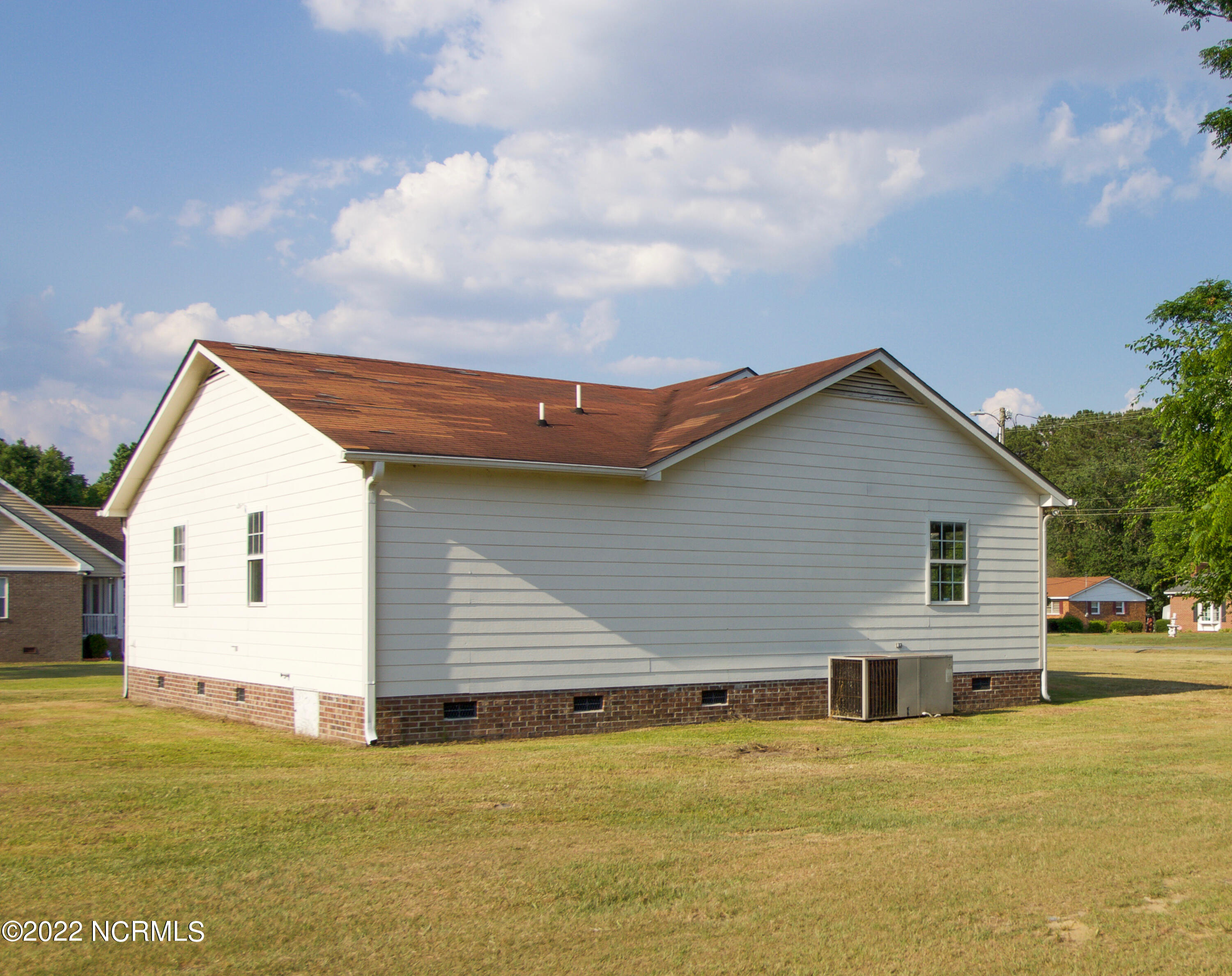 815 Isaac Weeks Road Clinton, NC 28328 - Photo 4 of 23 IMG_2288