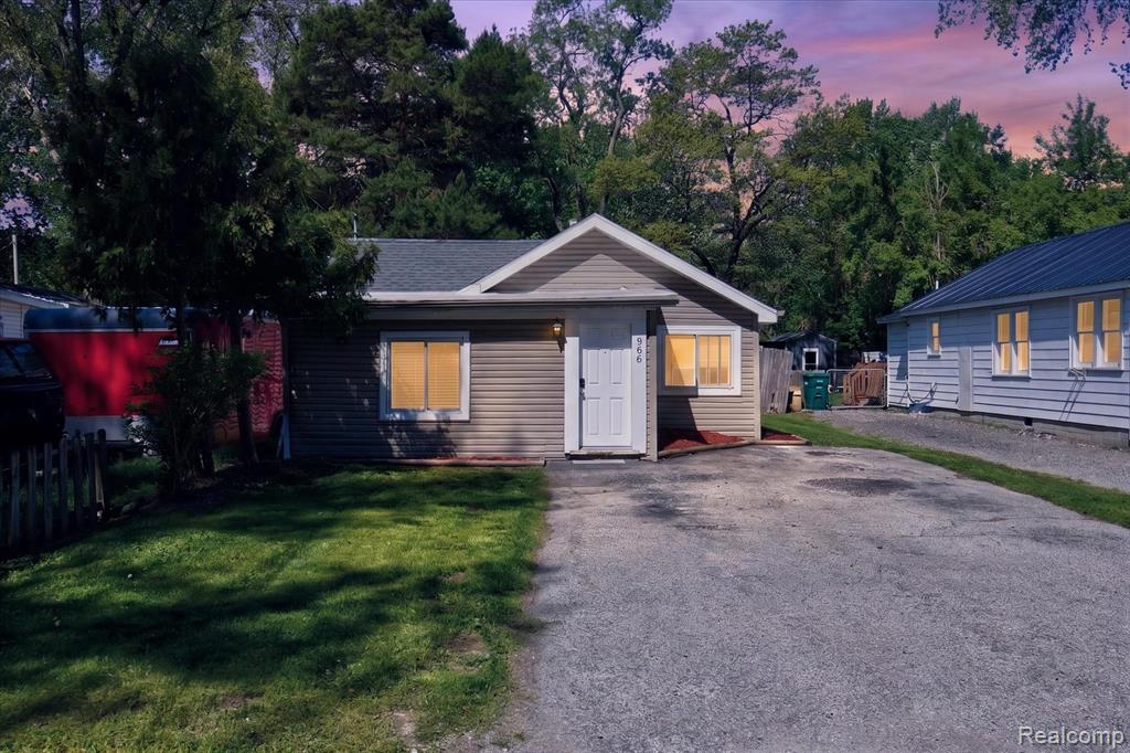 986 Pine Road Bay City, MI 48706 - Photo 1 of 35