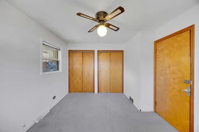 a view of an livingroom with a ceiling fan