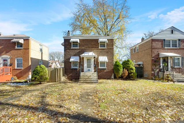 a view of a house with yard and sitting area