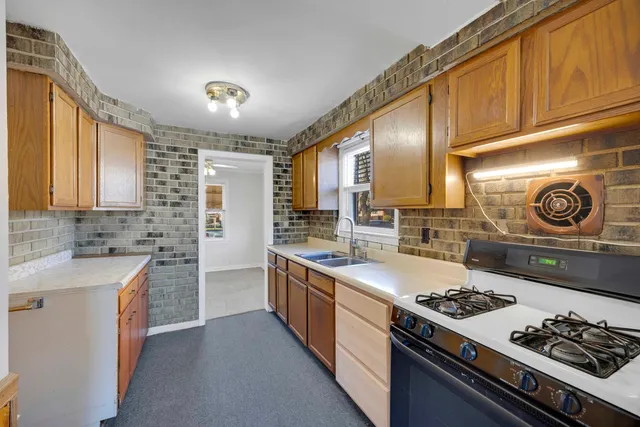 $194,000 | 14237 South Green Bay Avenue, Burnham, IL 60633