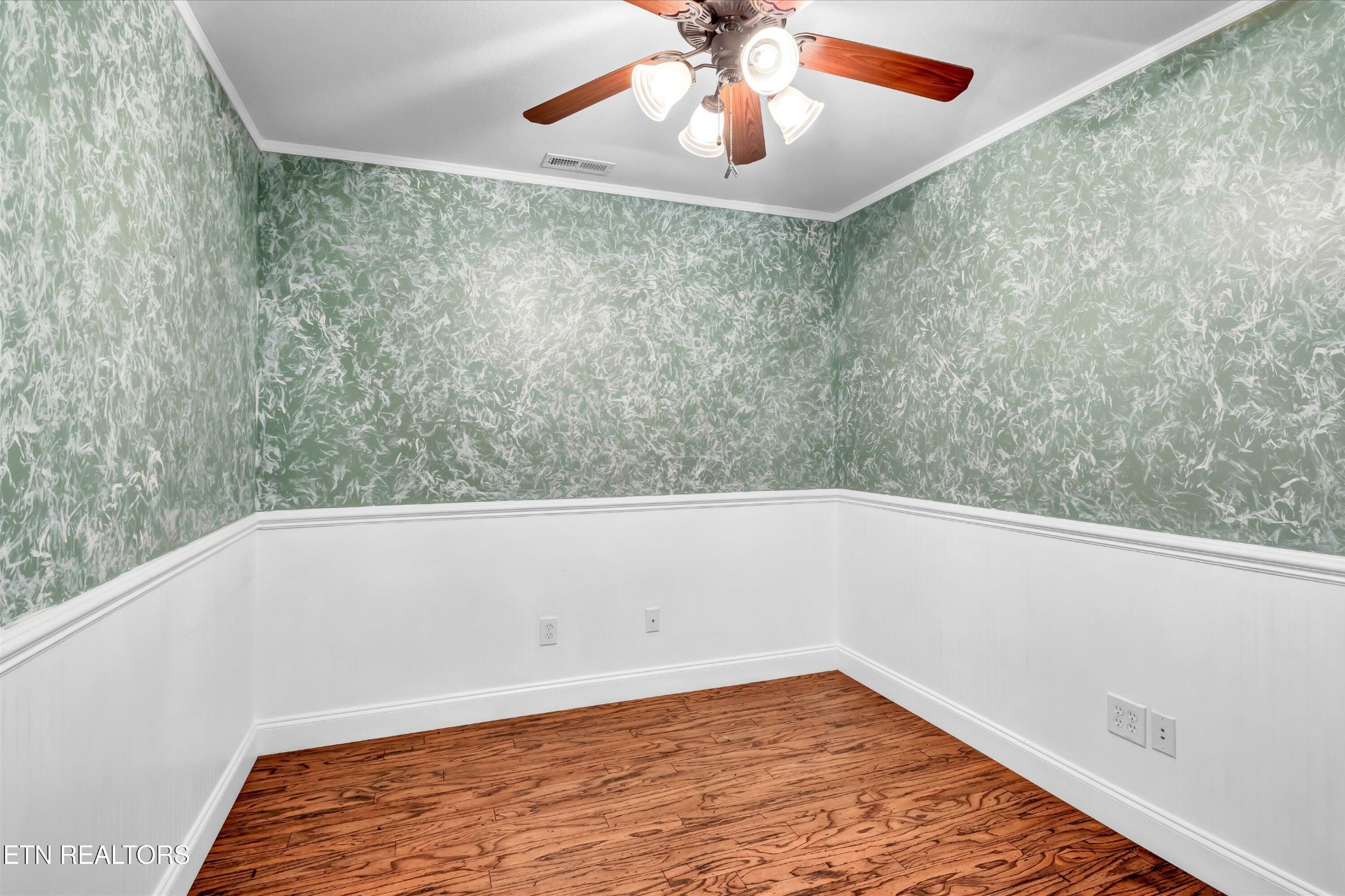 140 Ootsima Way Loudon, TN 37774 - Photo 23 of 31 a view of a big room with carpet