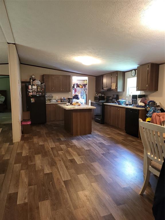 9571 Paula Street Keithville, LA 71047 - Photo 3 of 16 Lots of room in the kitchen for more than one chef