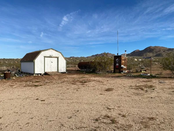 a view of a backyard