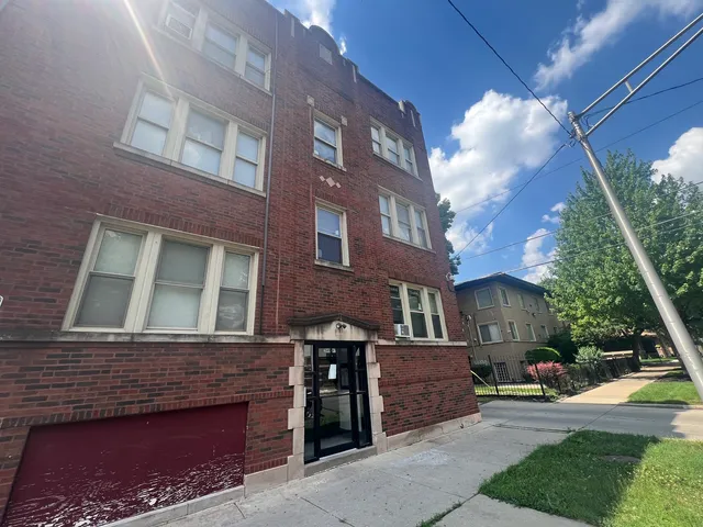 $1,300 | 2049 East 68th Street, Unit 1E, Chicago, IL 60649