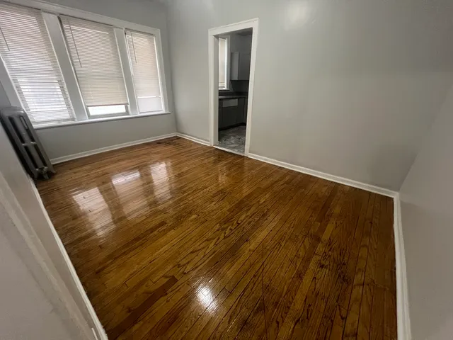 $1,300 | 2049 East 68th Street, Unit 1E, Chicago, IL 60649