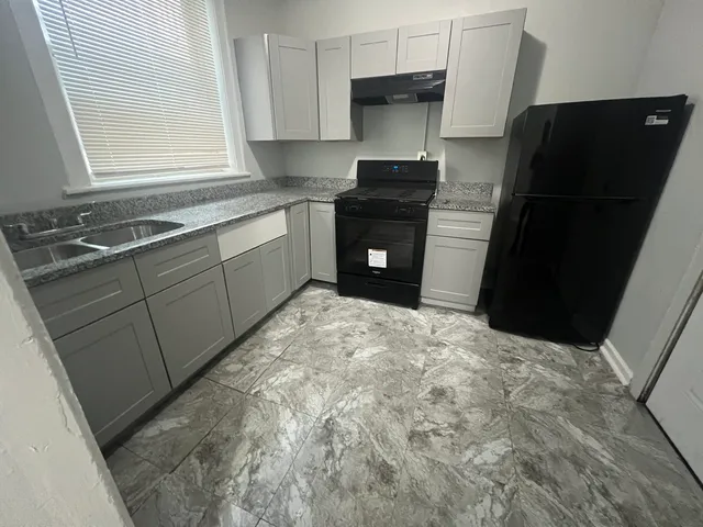 $1,300 | 2049 East 68th Street, Unit 1E, Chicago, IL 60649