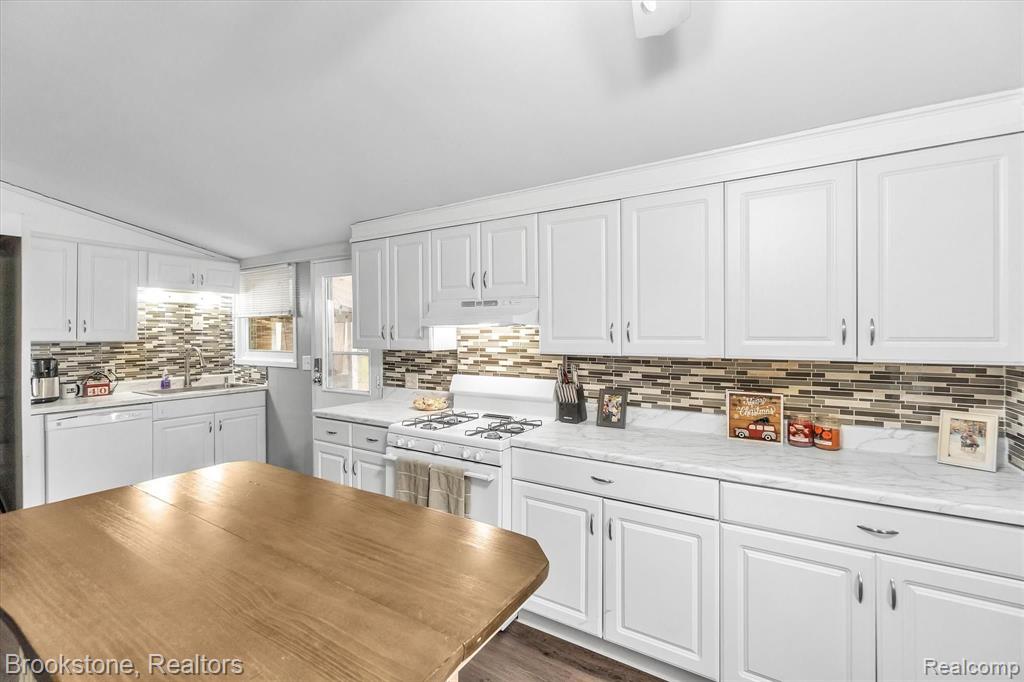 858 Pine Tree Road Lake Orion, MI 48362 - Photo 9 of 31