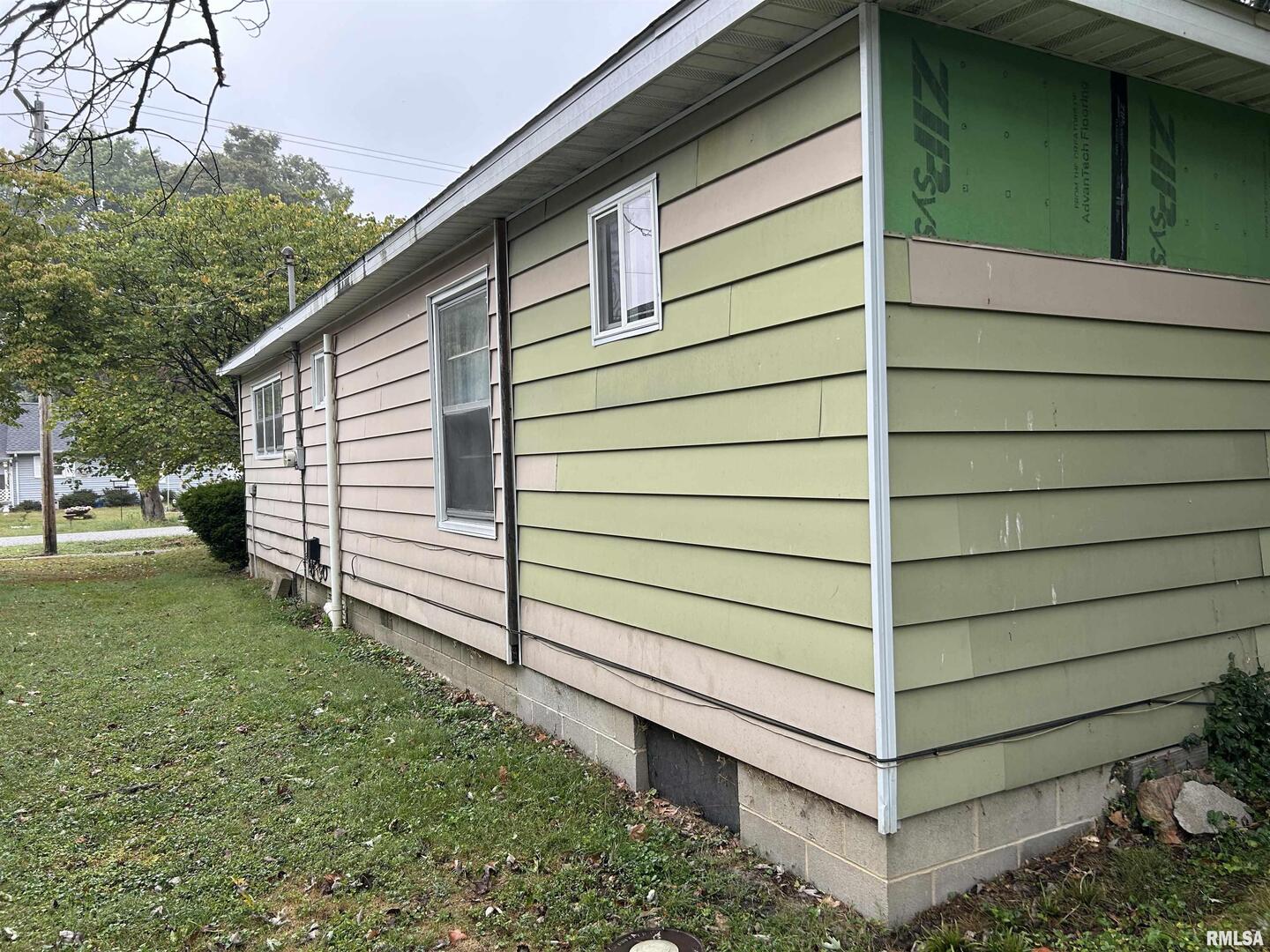 422 West 5th Street Benton, IL 62812 - Photo 3 of 17 a front view of a house with a yard