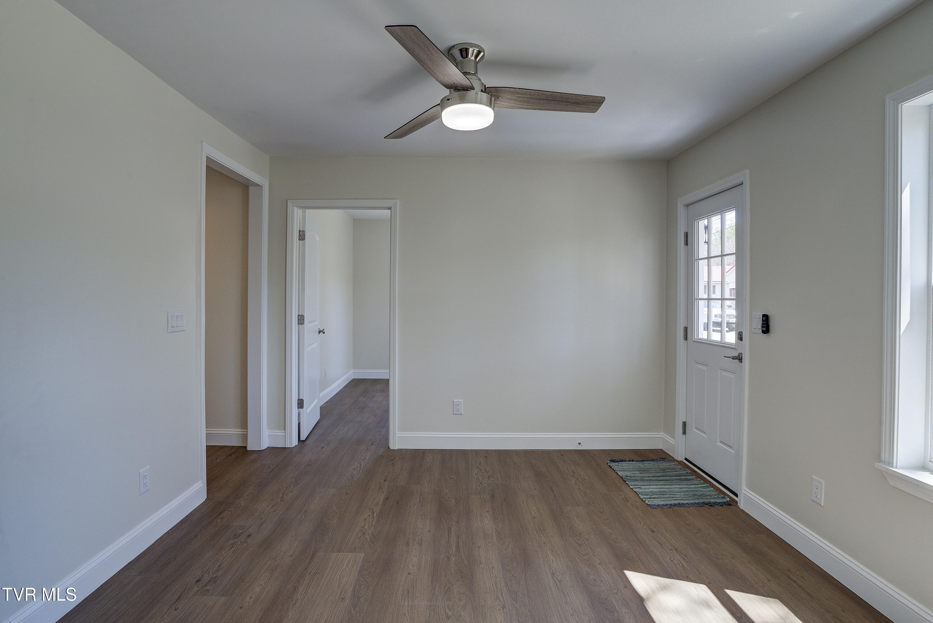 511 Coffee Street Erwin, TN 37650 - Photo 11 of 36 riving-room2