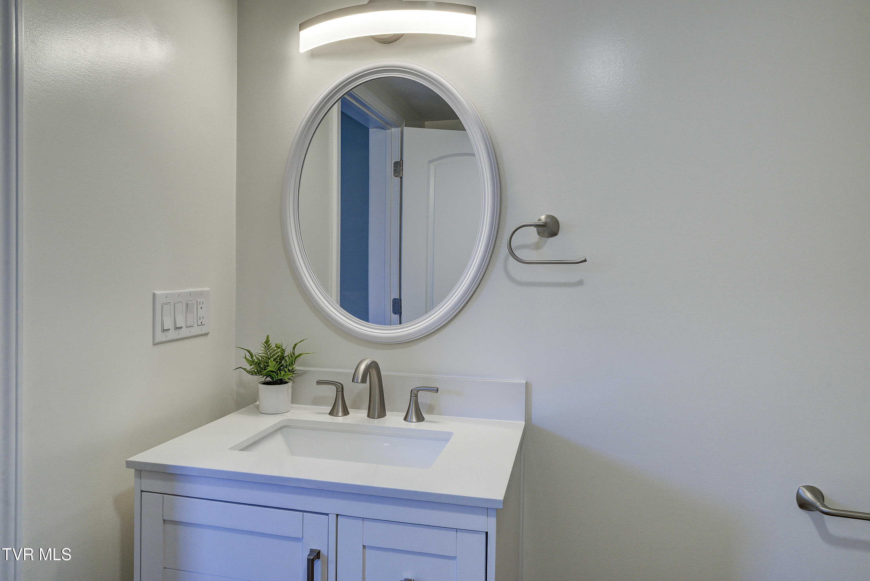 511 Coffee Street Erwin, TN 37650 - Photo 31 of 36 Primary-suite-bath-2