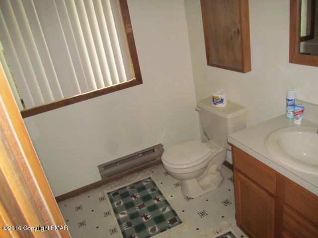 128 Totteridge Road Bushkill, PA 18324 - Photo 11 of 25 10-Bathroom 2 Family Room
