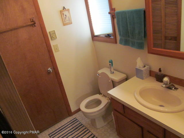 128 Totteridge Road Bushkill, PA 18324 - Photo 12 of 25 11-Bath3