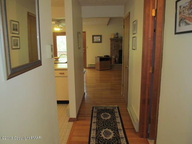 128 Totteridge Road Bushkill, PA 18324 - Photo 17 of 25 16-Foyer