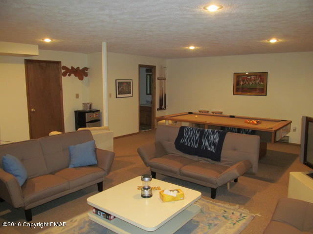 128 Totteridge Road Bushkill, PA 18324 - Photo 18 of 25 18-Family Room