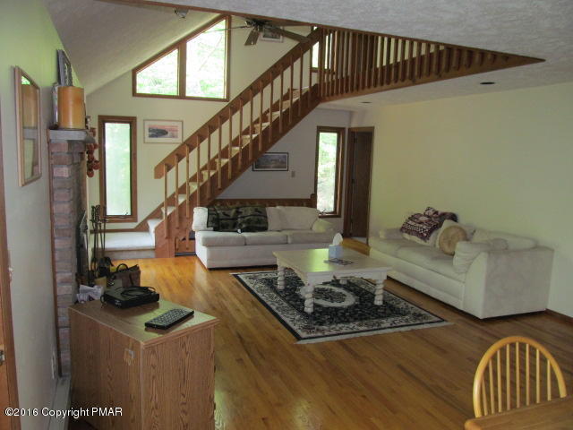 128 Totteridge Road Bushkill, PA 18324 - Photo 2 of 25 1-LivingRoom