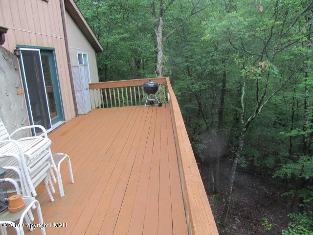 128 Totteridge Road Bushkill, PA 18324 - Photo 21 of 25 21-Rear Deck