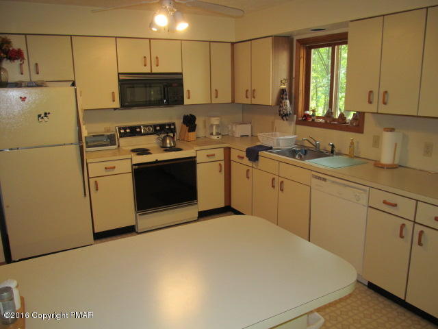 128 Totteridge Road Bushkill, PA 18324 - Photo 5 of 25 4-Kitchen