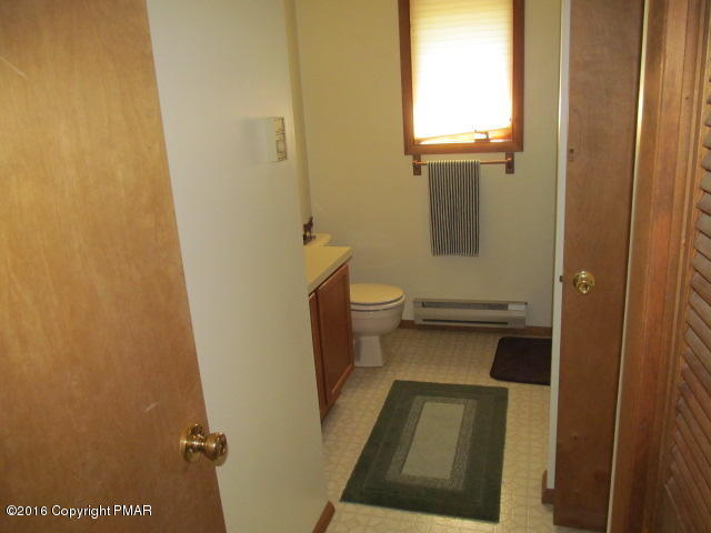 128 Totteridge Road Bushkill, PA 18324 - Photo 10 of 25 9-Master Bath