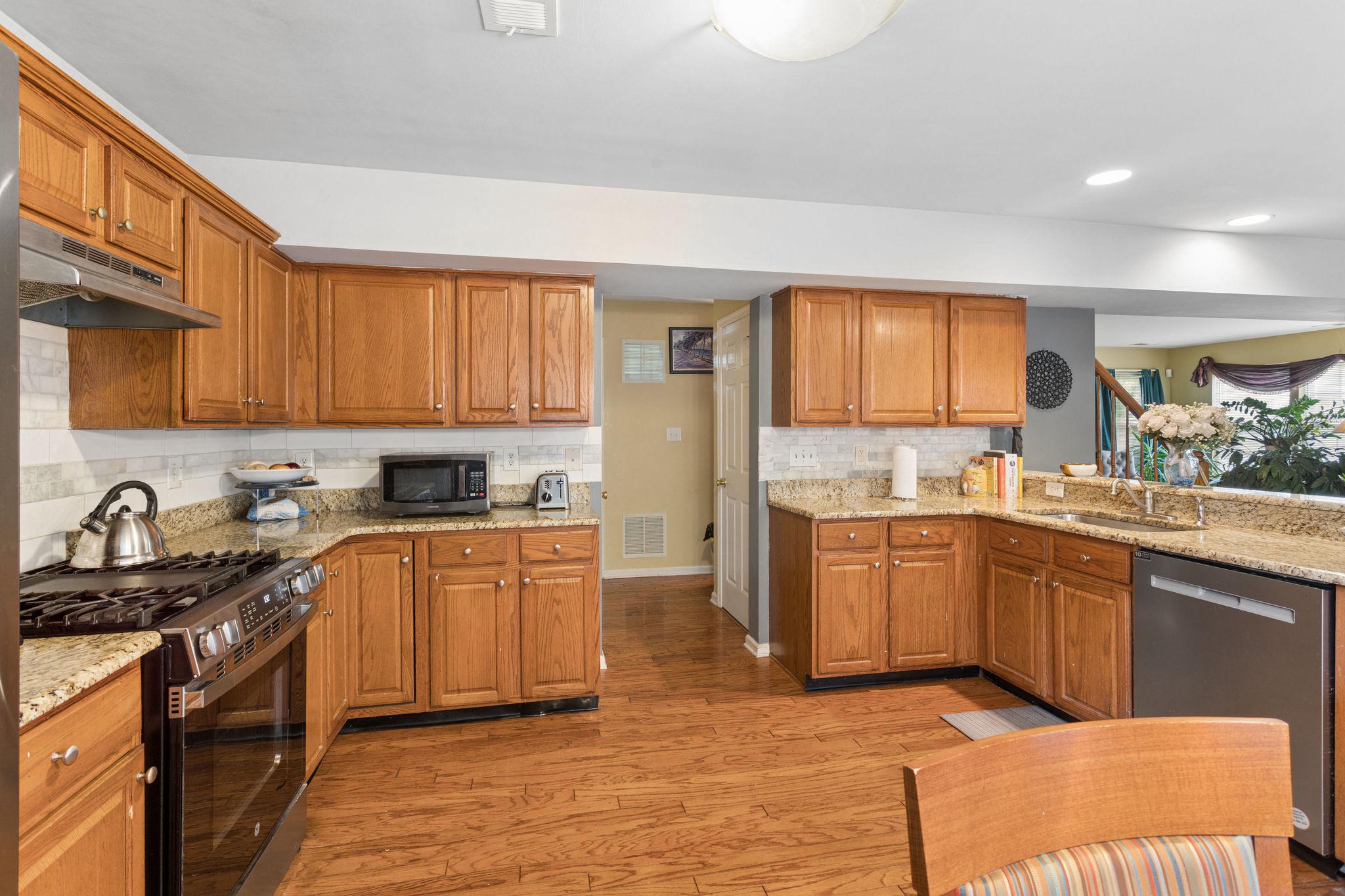 18 Hemingway Lane Columbus, NJ 08022 - Photo 12 of 27 Kitchen with stainless steel stove and dishwasher.