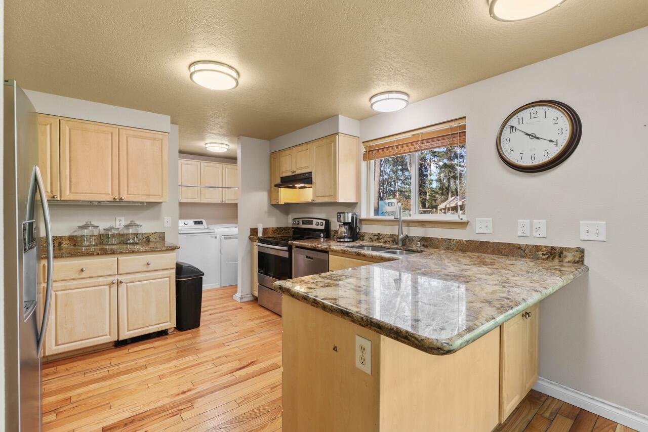 1438 Summit Loop Grants Pass, OR 97527 - Photo 11 of 28 EP1A9396 Large
