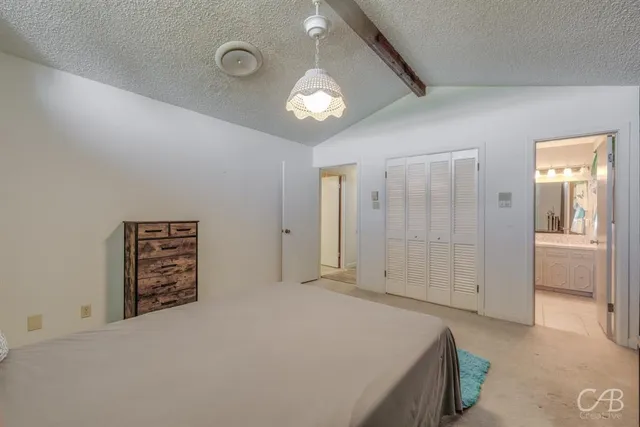 a view of empty room with floor to ceiling window