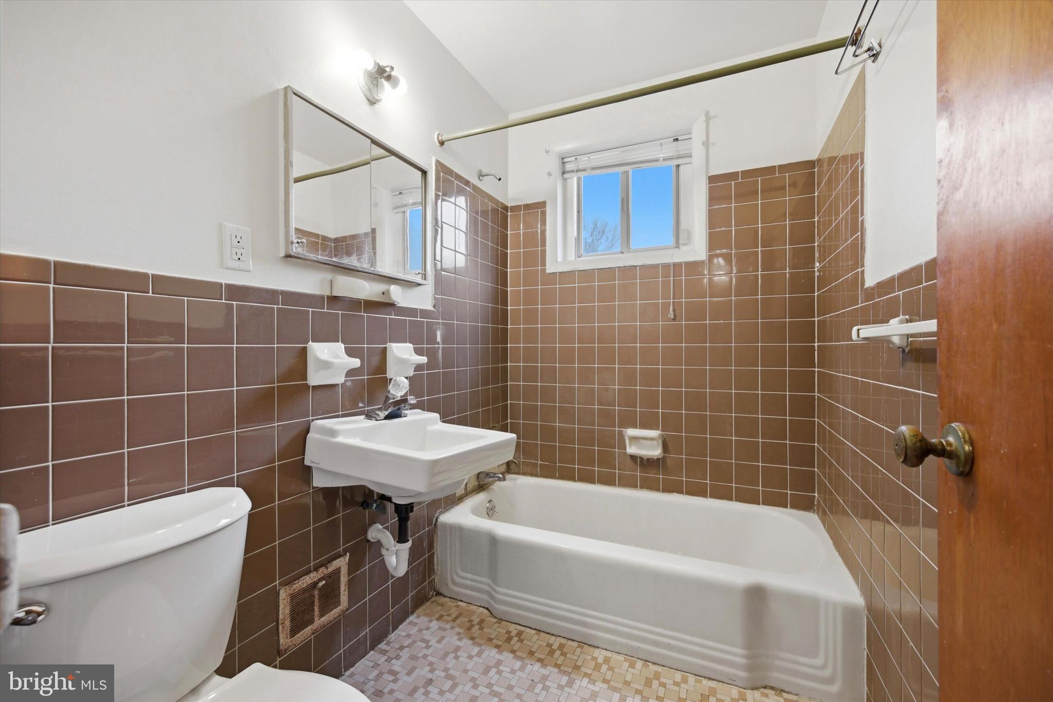 129 Locksley Road Glen Mills, PA 19342 - Photo 16 of 36 a bathroom with a sink a toilet and bathtub