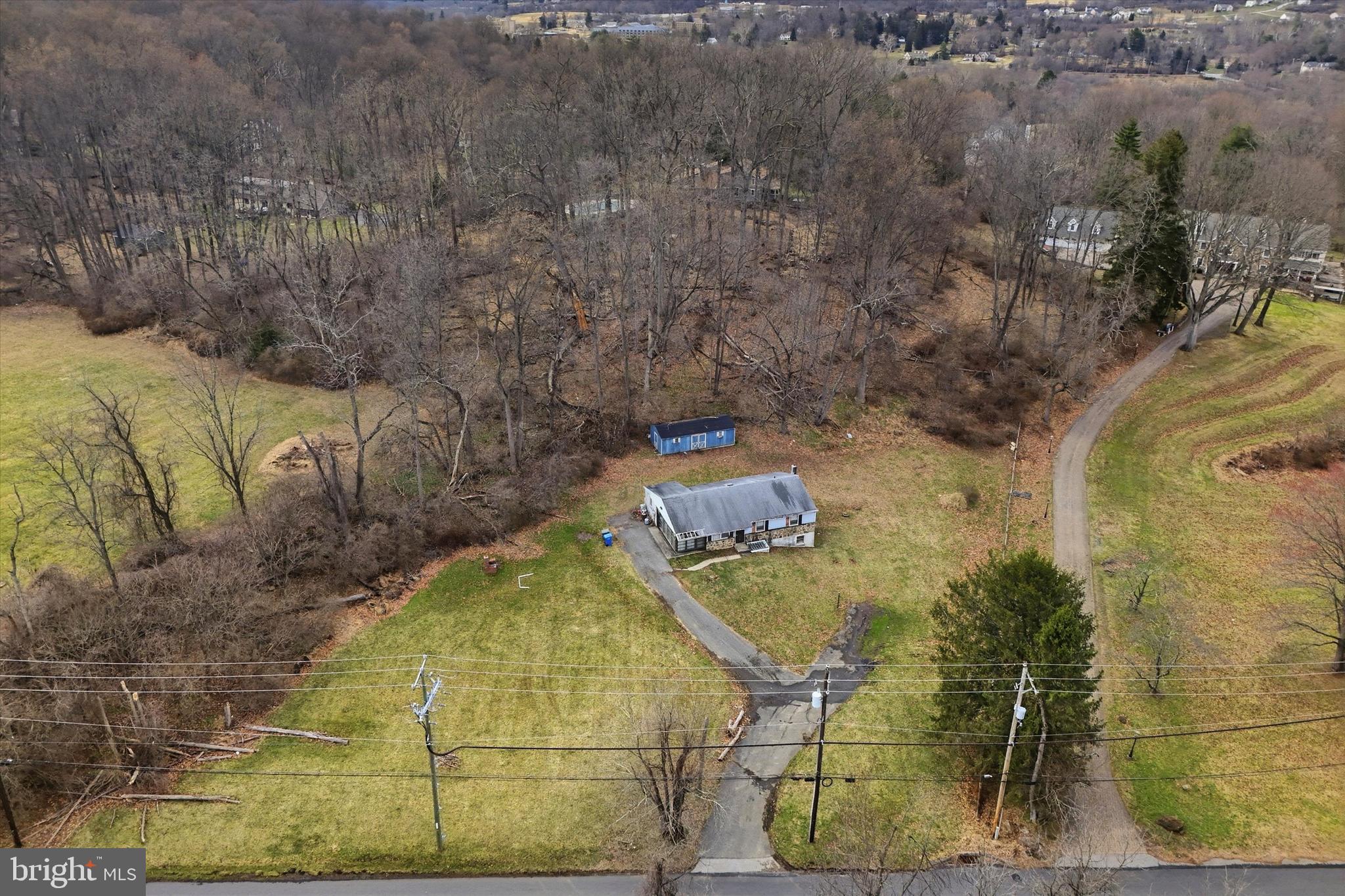 129 Locksley Road Glen Mills, PA 19342 - Photo 2 of 36