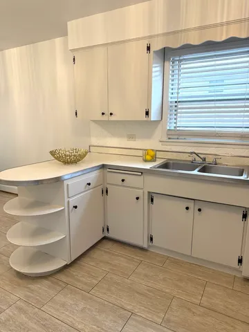 $2,100 | 2308 Oakton Street, Unit 1, Park Ridge, IL 60068