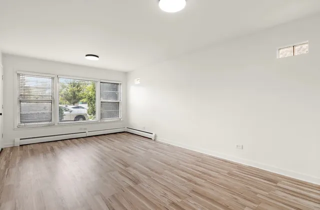 $2,100 | 2308 Oakton Street, Unit 1, Park Ridge, IL 60068