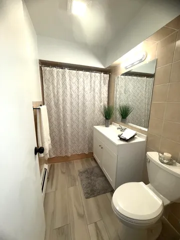 $2,100 | 2308 Oakton Street, Unit 1, Park Ridge, IL 60068