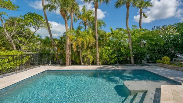 a view of a back yard