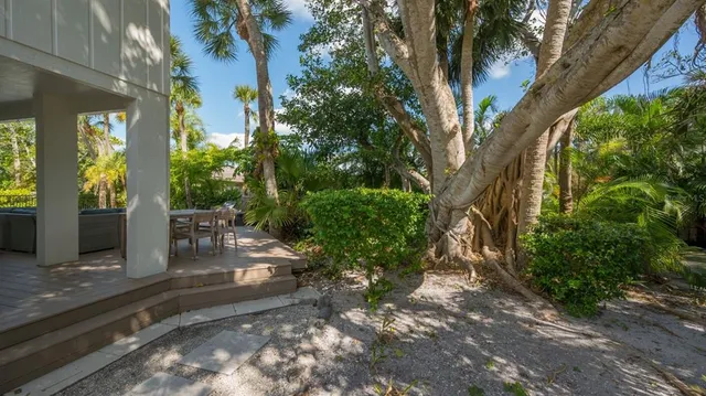 a view of yard with green space
