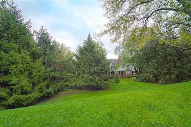 $1,200,000 | 7 Le Mans Court, Prairie Village, KS 66208